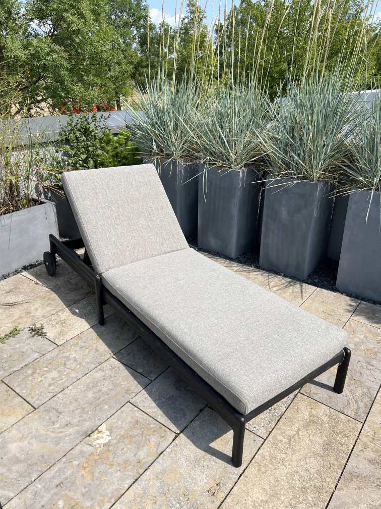 Jack Outdoor chaise longue réglable teck noir laqué avec coussins Ethnicraft EXPOSITIONS