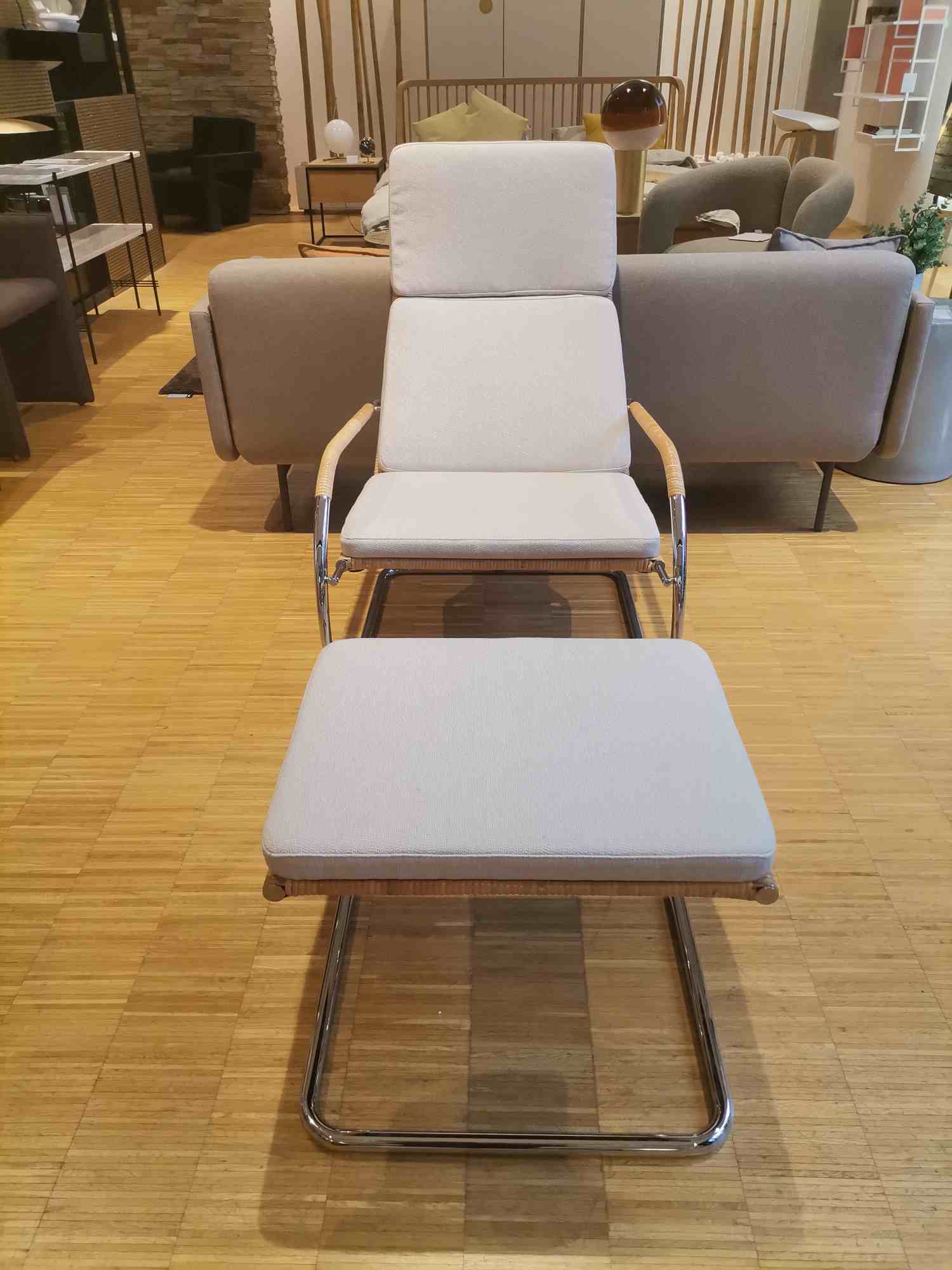 D35-1 Fauteuil en porte-à-faux avec pouf TISSU NATUREL / TISSU II ARCO CALLA Tecta PIÈCE D'EXPOSITION