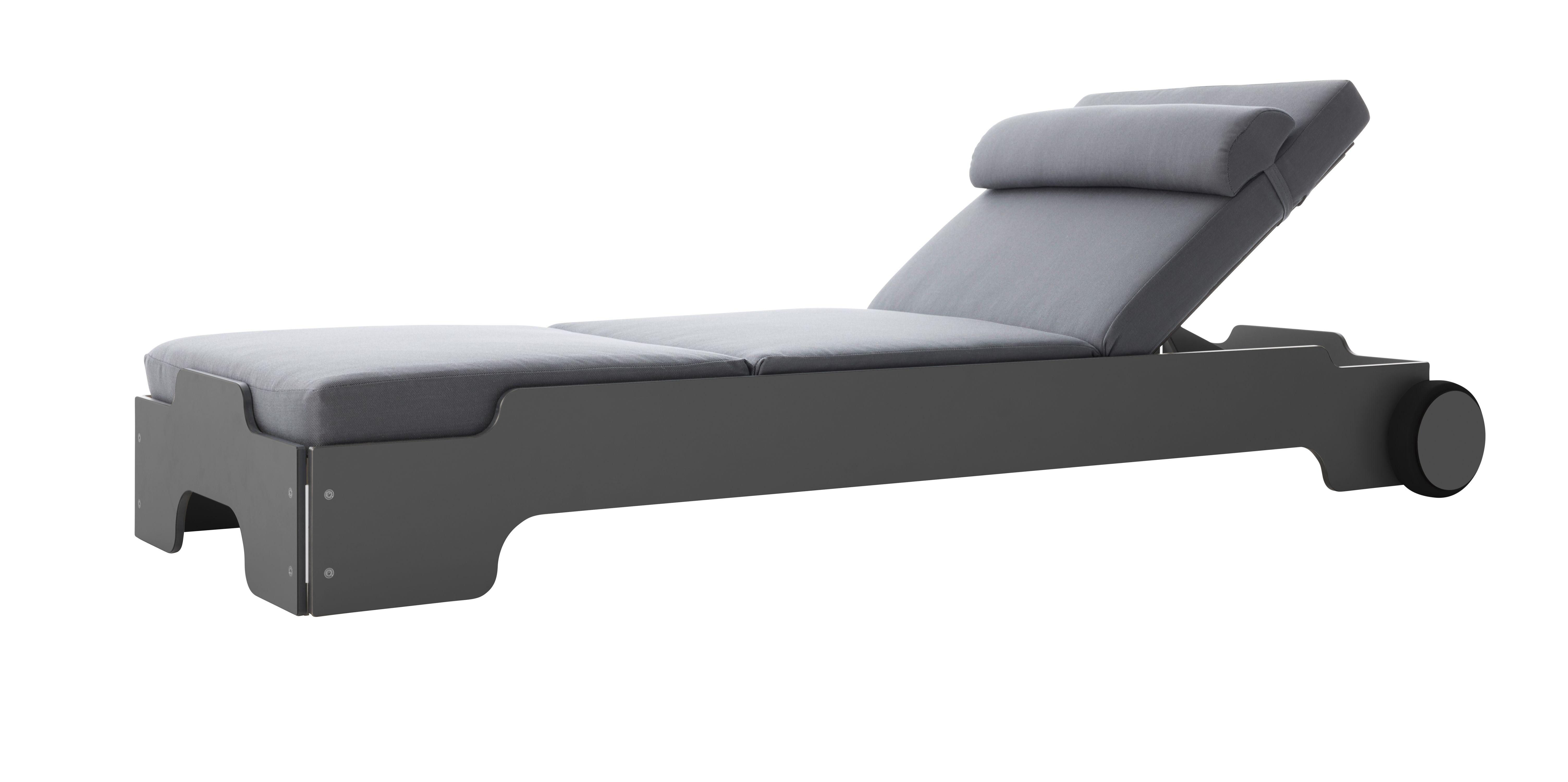 Solara Stapelliege von Müller Möbelwerkstätten mit Rädern und grauer Polsterauflage für den Outdoor-Bereich.