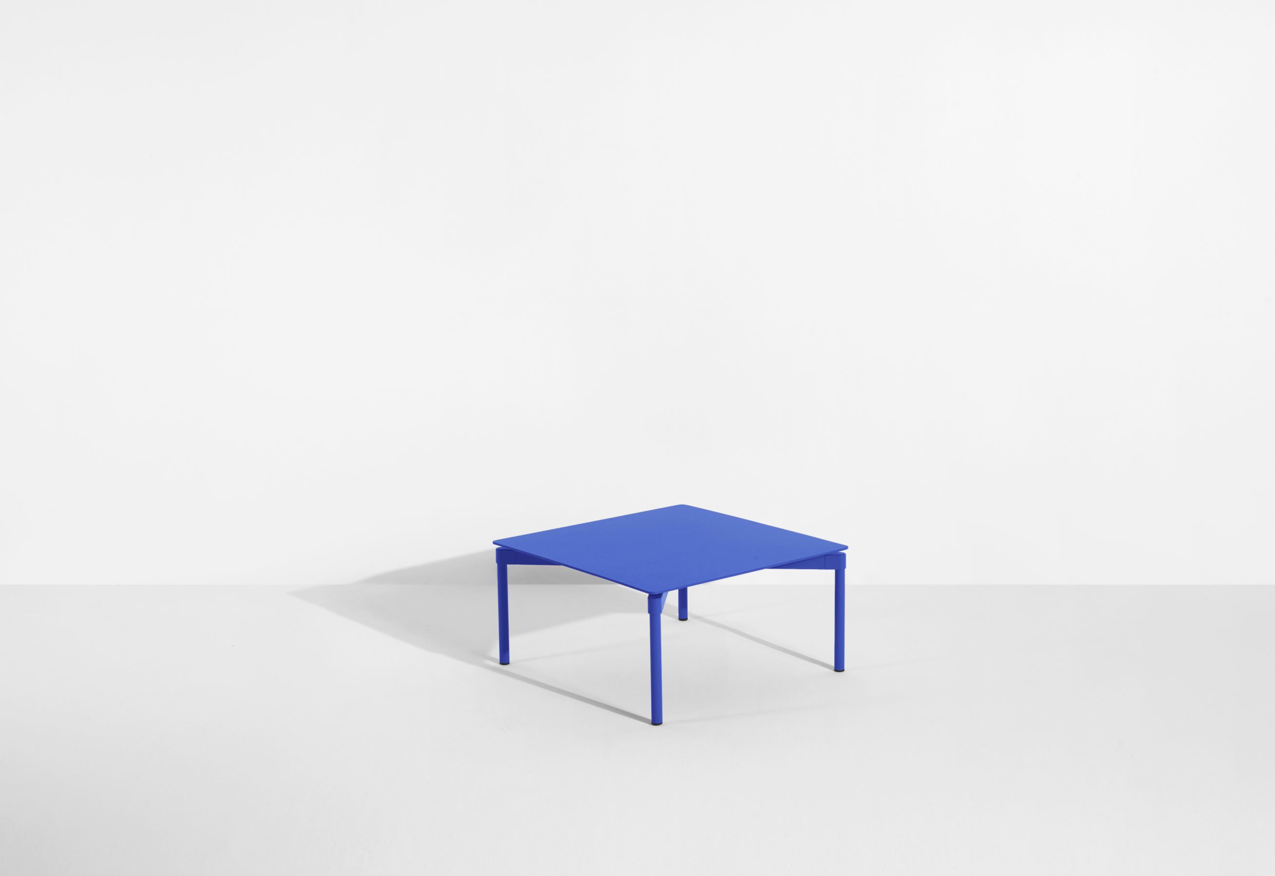 Blauer Fromme Coffee Table Couchtisch von Petite Friture, quadratisch und minimalistisch. Moderner Beistelltisch für Wohnzimmer.