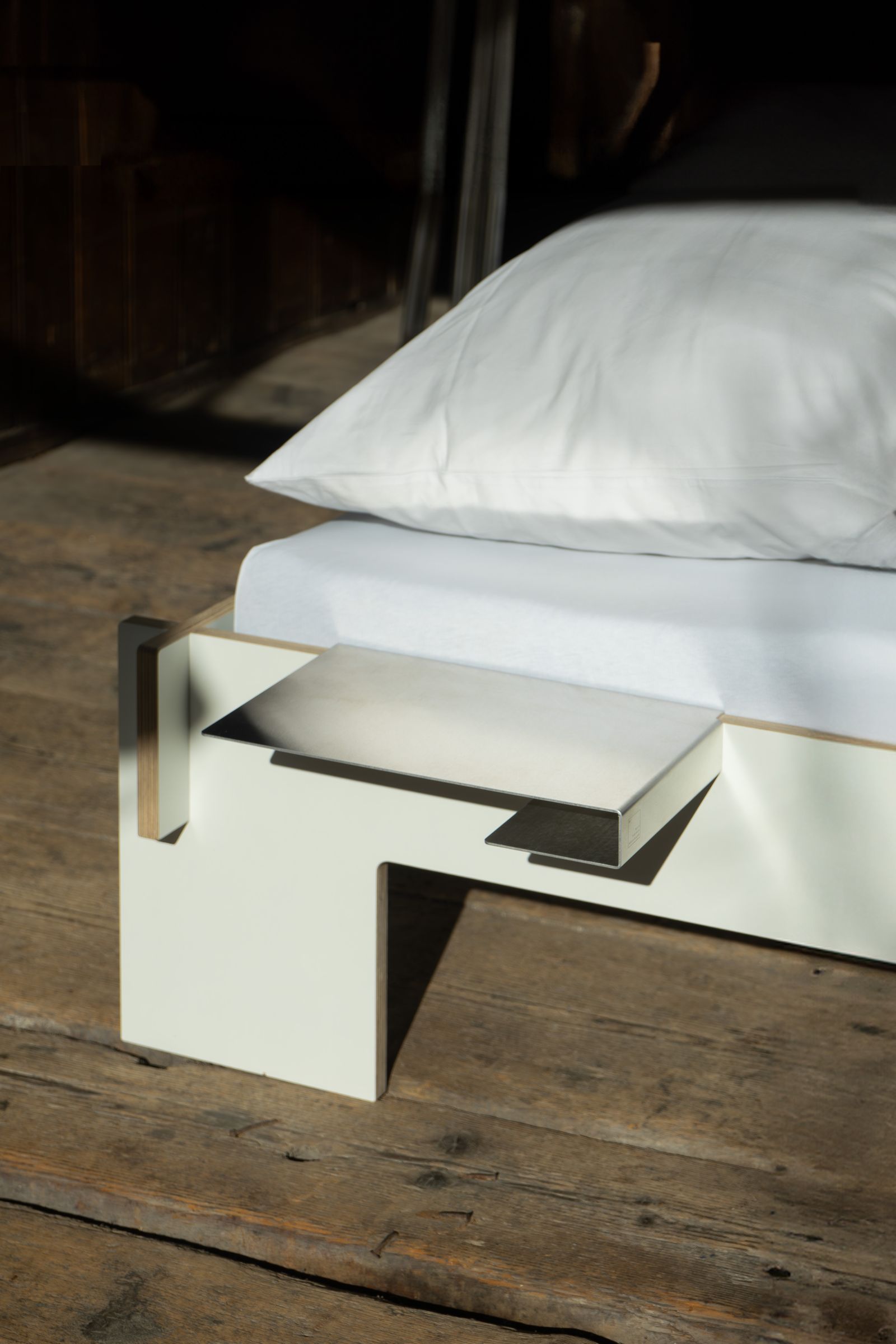 Bord de lit Facile Tablette latérale pour loir / voleur de jours Nils Holger Moormann