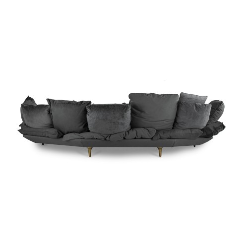 Graues Comfy Sofa von Seletti mit vielen Kissen und goldenen Füßen. Gemütliches Wohnzimmermöbel.