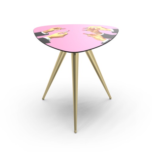 Toiletpaper Beistelltisch Lipsticks pink Seletti: Dreieckiger, rosa Beistelltisch mit Lippenstift-Motiv und goldenen Beinen.