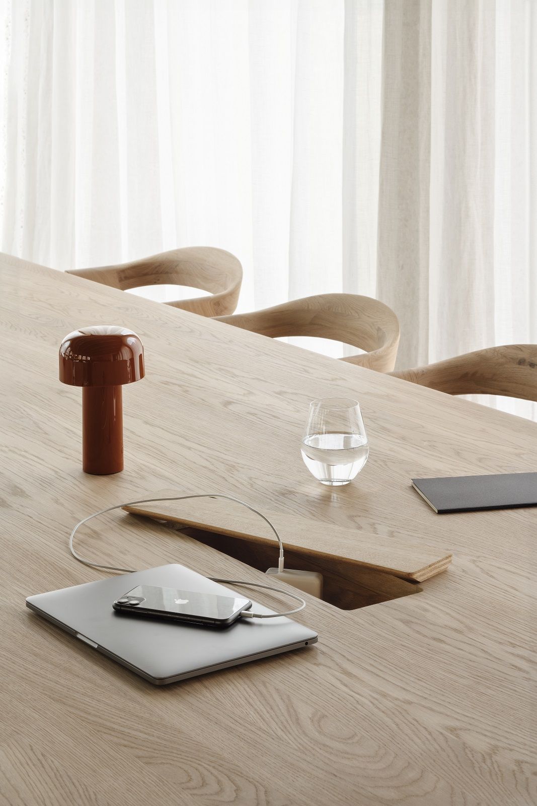 Geometric Table de réunion avec boîtes à câbles Chêne laqué Ethnicraft