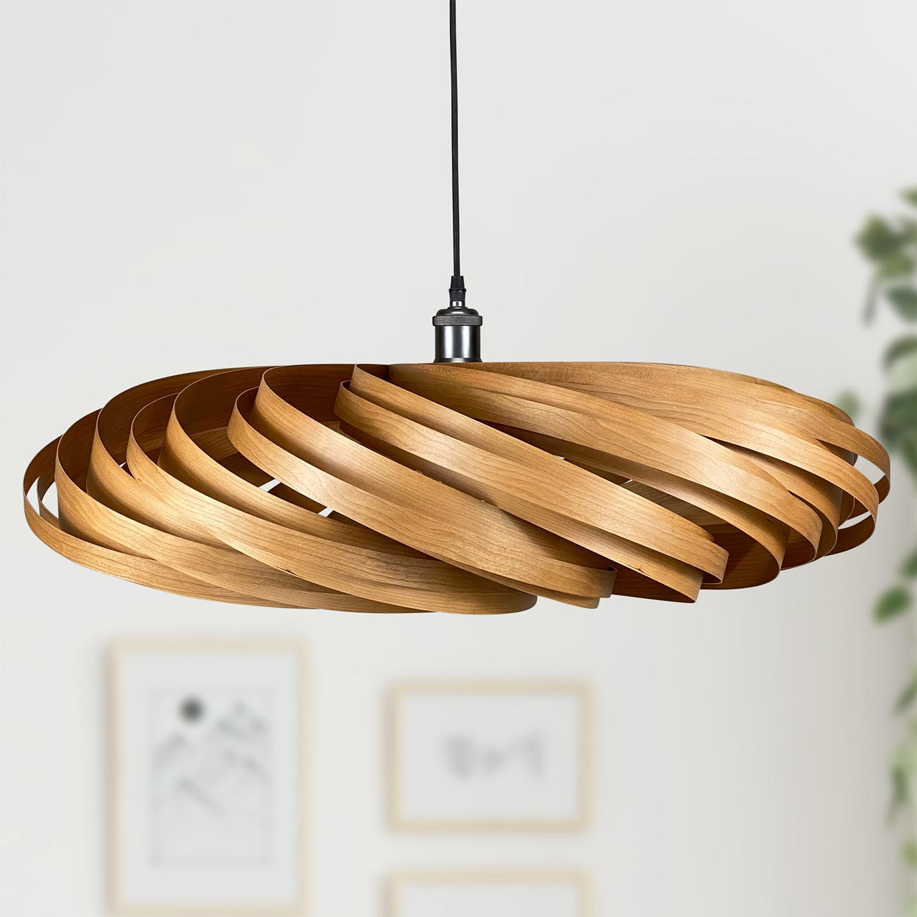 Veneria Hängeleuchte aus Kirschbaumholz, spiralförmiges Design, moderne Pendelleuchte für Wohnzimmer und Essbereich.