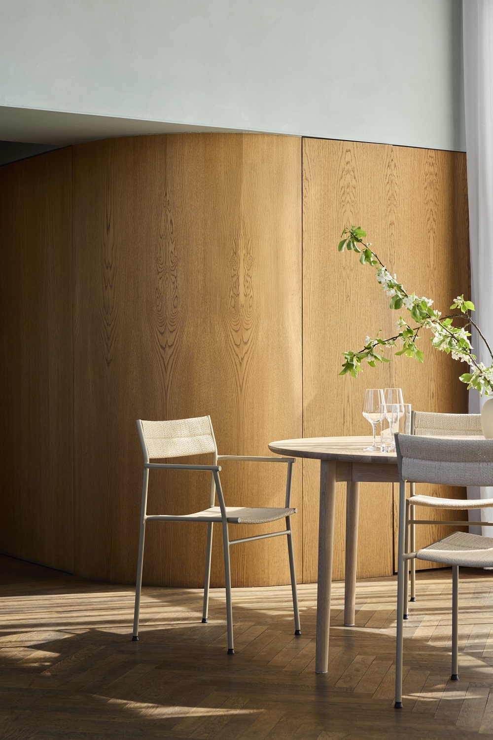 Vev Dining chair with armrests Chaise à accoudoirs Northern Vev Dining chair with armrests Chaise à accoudoirs Northern