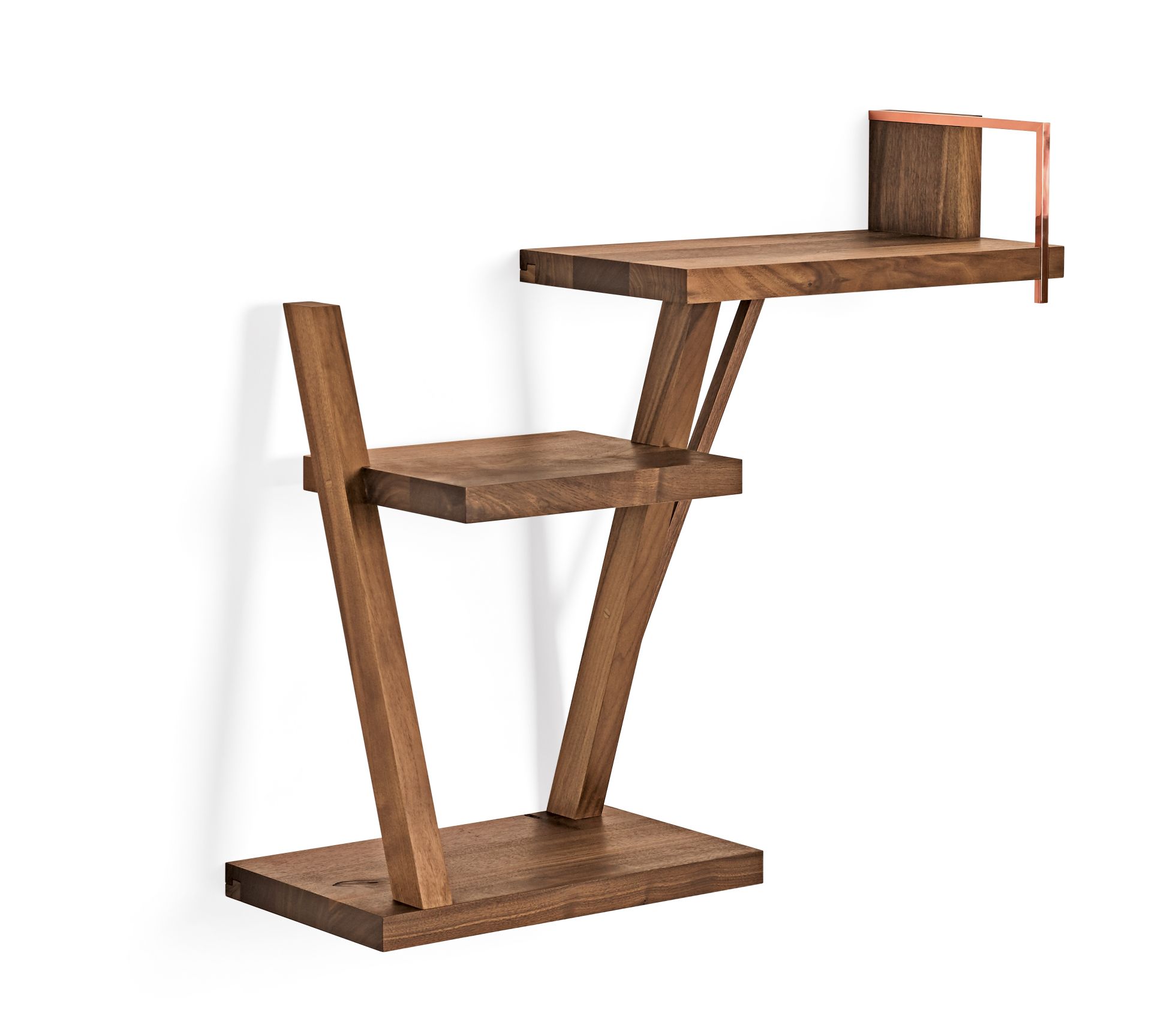 Modernes Wandregal aus Nussbaum mit einzigartigem Design und eleganten Akzenten.