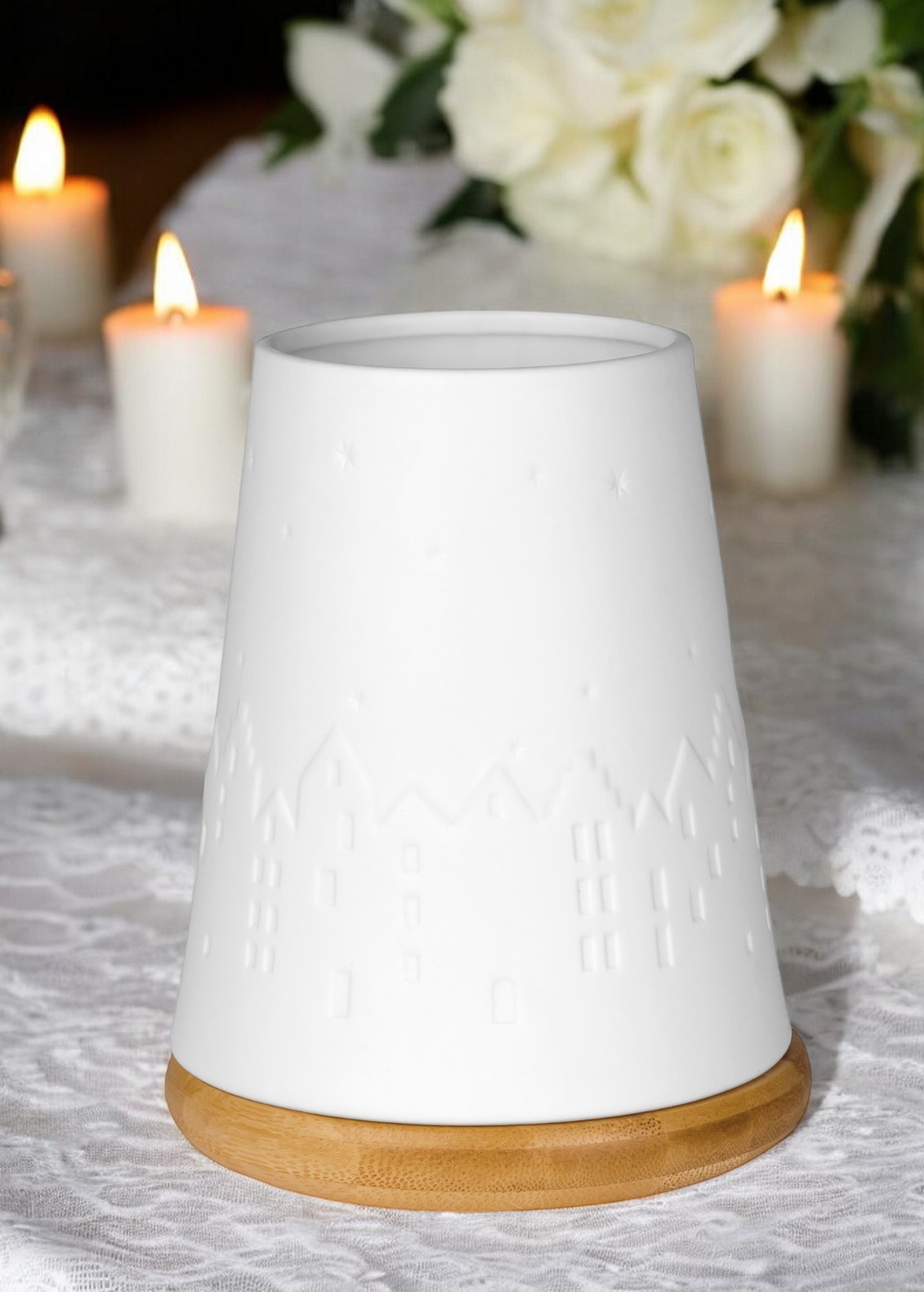 Weißes Poesie Windlicht mit Winterstadt-Motiv und Holzfuß für stimmungsvolle Beleuchtung und gemütliche Winterdeko.