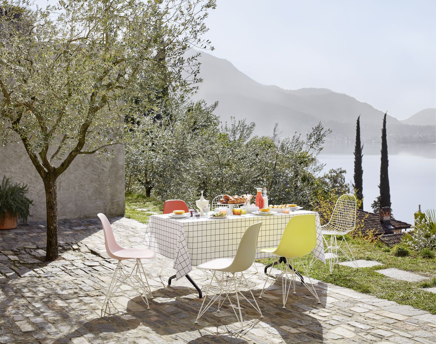 Eames Fiberglass Chair DSR chaise Vitra