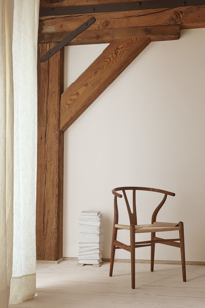 CH24 Wishbone Chair von Carl Hansen & Søn in Räucheröl, ikonischer Designklassiker.