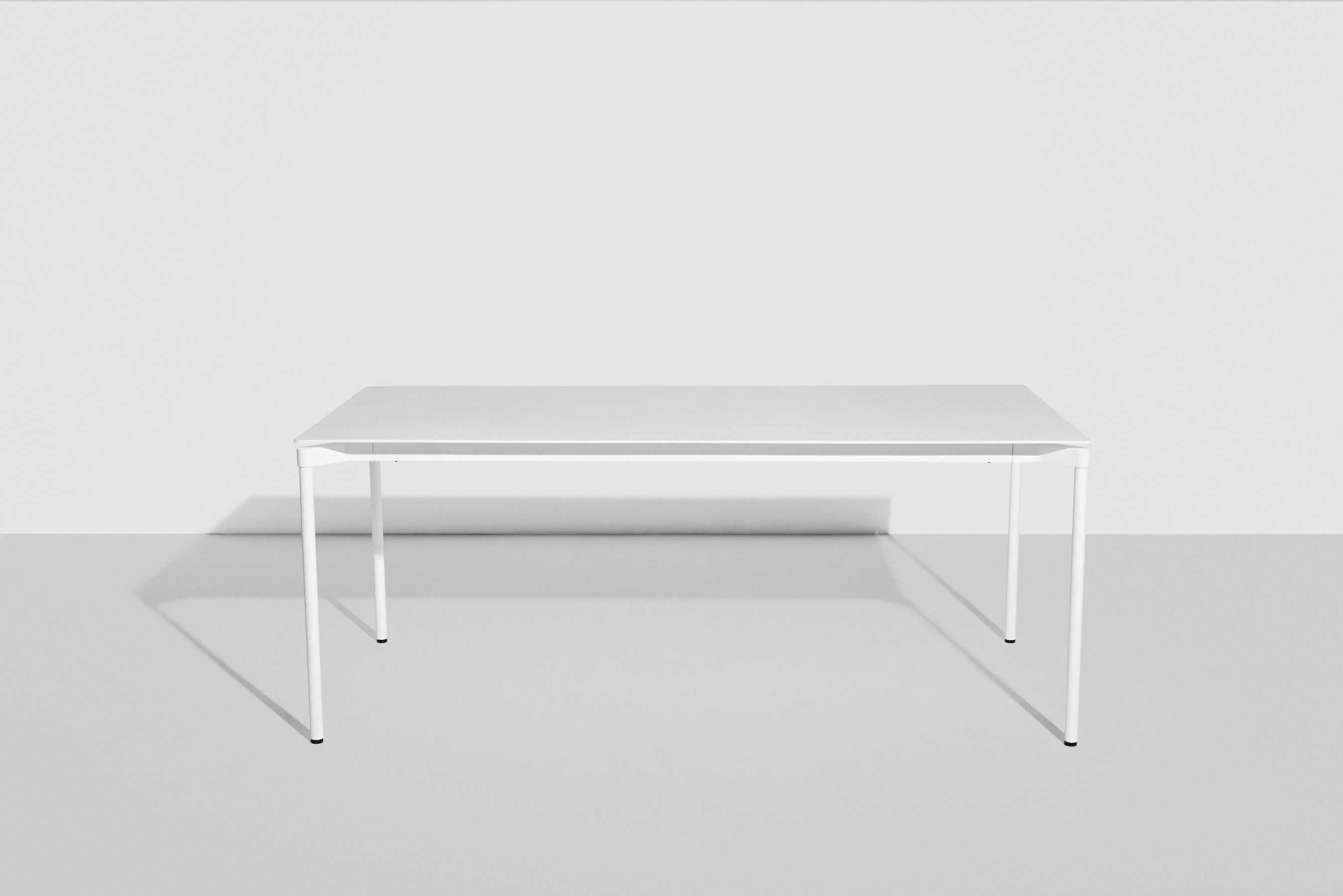 Weißer Fromme Esstisch rechteckig von Petite Friture: Moderner Esstisch mit minimalistischem Design und filigranen Beinen.