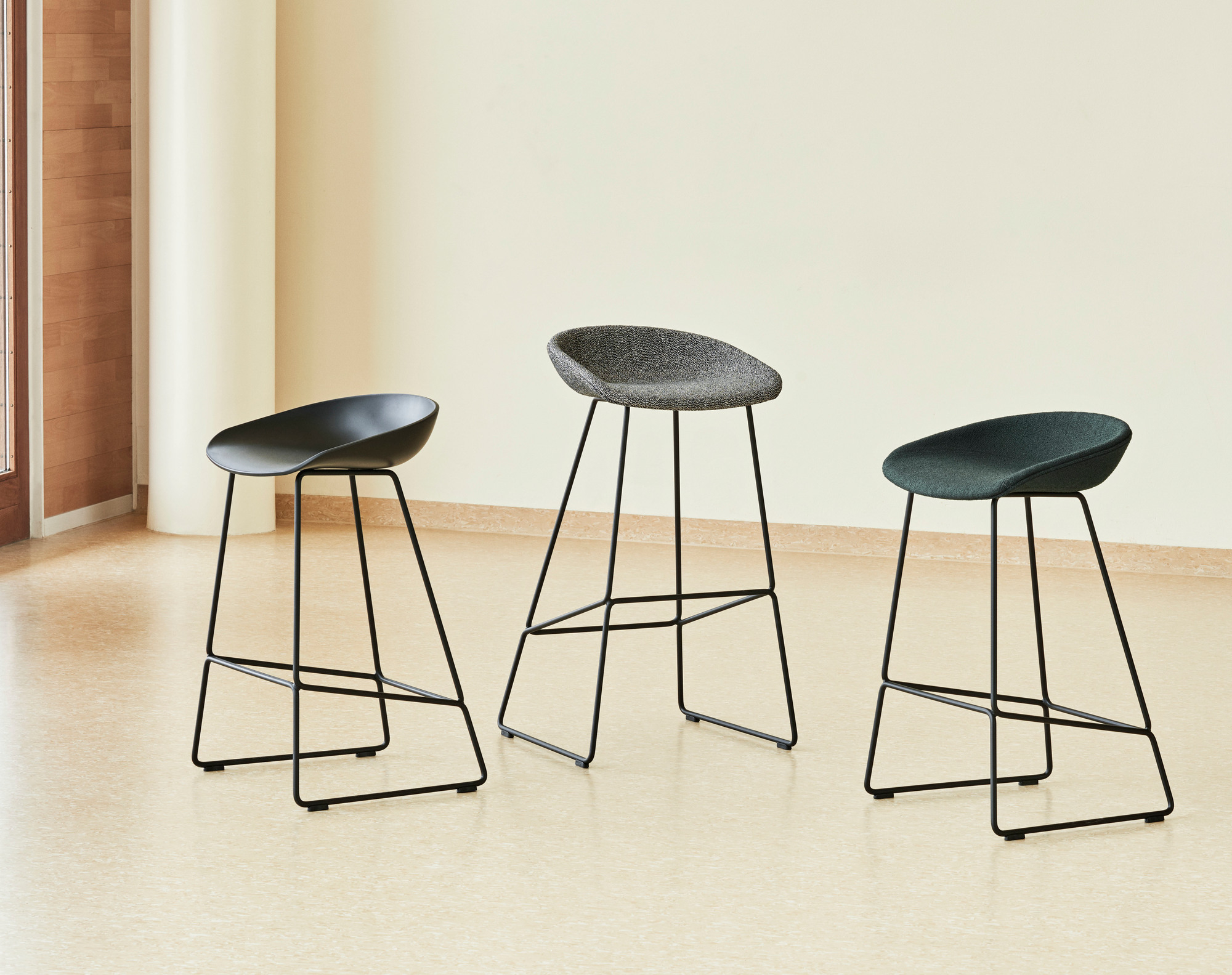À propos d'un tabouret AAS 38 / AAS38 Tabouret de bar Hay, coque noire / cadre noir, hauteur d'assise 65 cm OFFRE SPECIALE