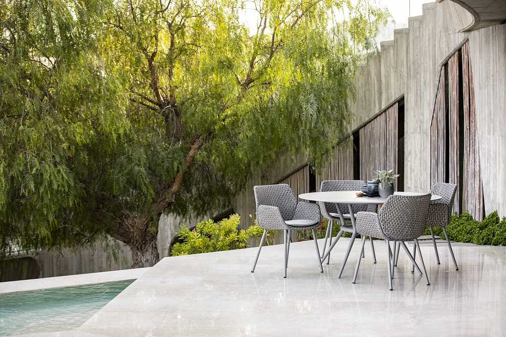 Joy Outdoor Table de salle à manger ronde Pied gris clair / Plateau stratifié compact Cane-Line