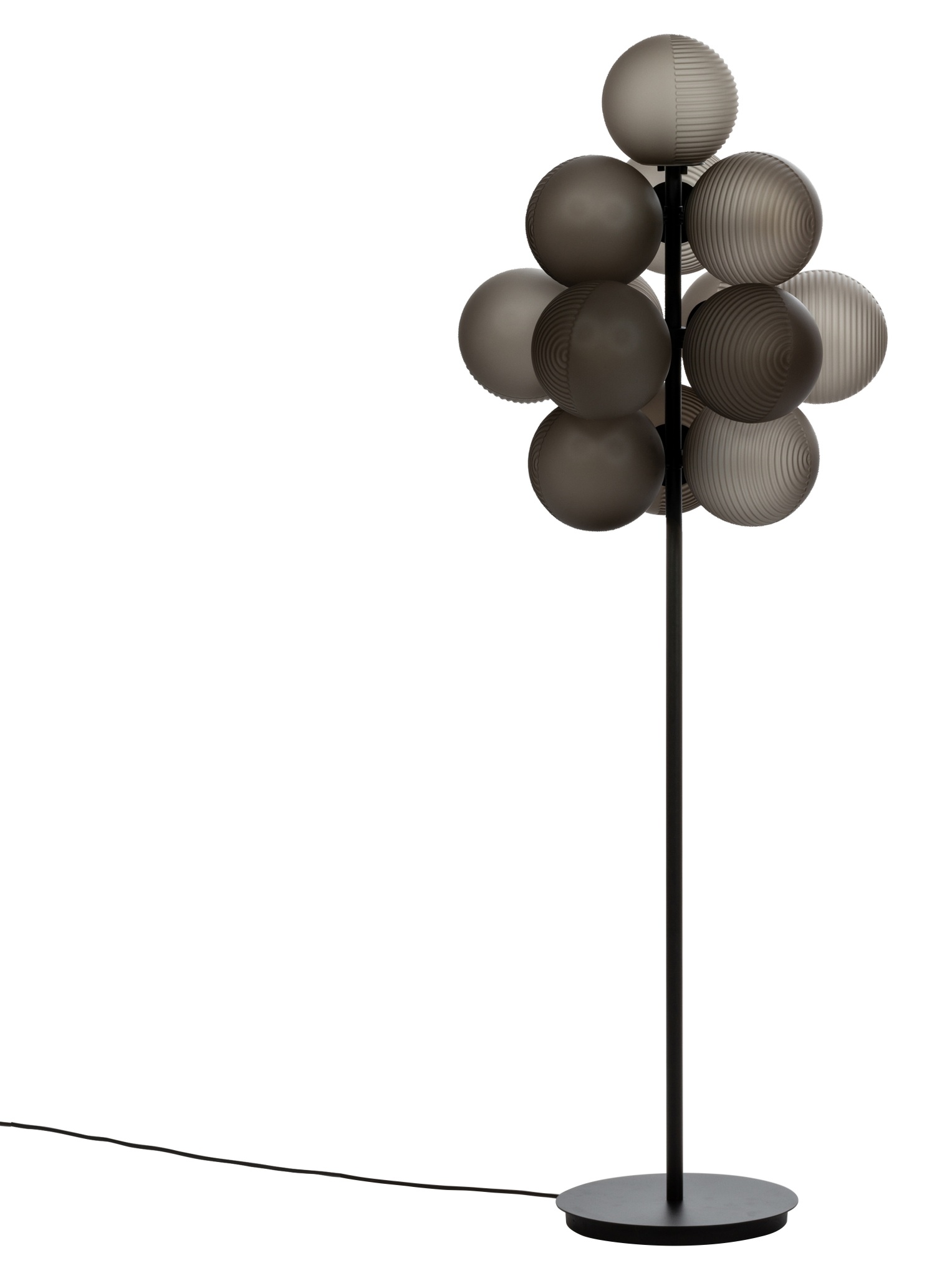 Stellar Grape Stehleuchte von Pulpo in Rauchgrau und Schwarz mit Kugeldesign.