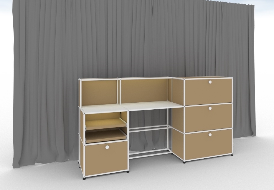 Beleuchteter, beiger USM Haller Arbeitsplatz mit Schreibtisch, Regalen und Schubladen für das Homeoffice.