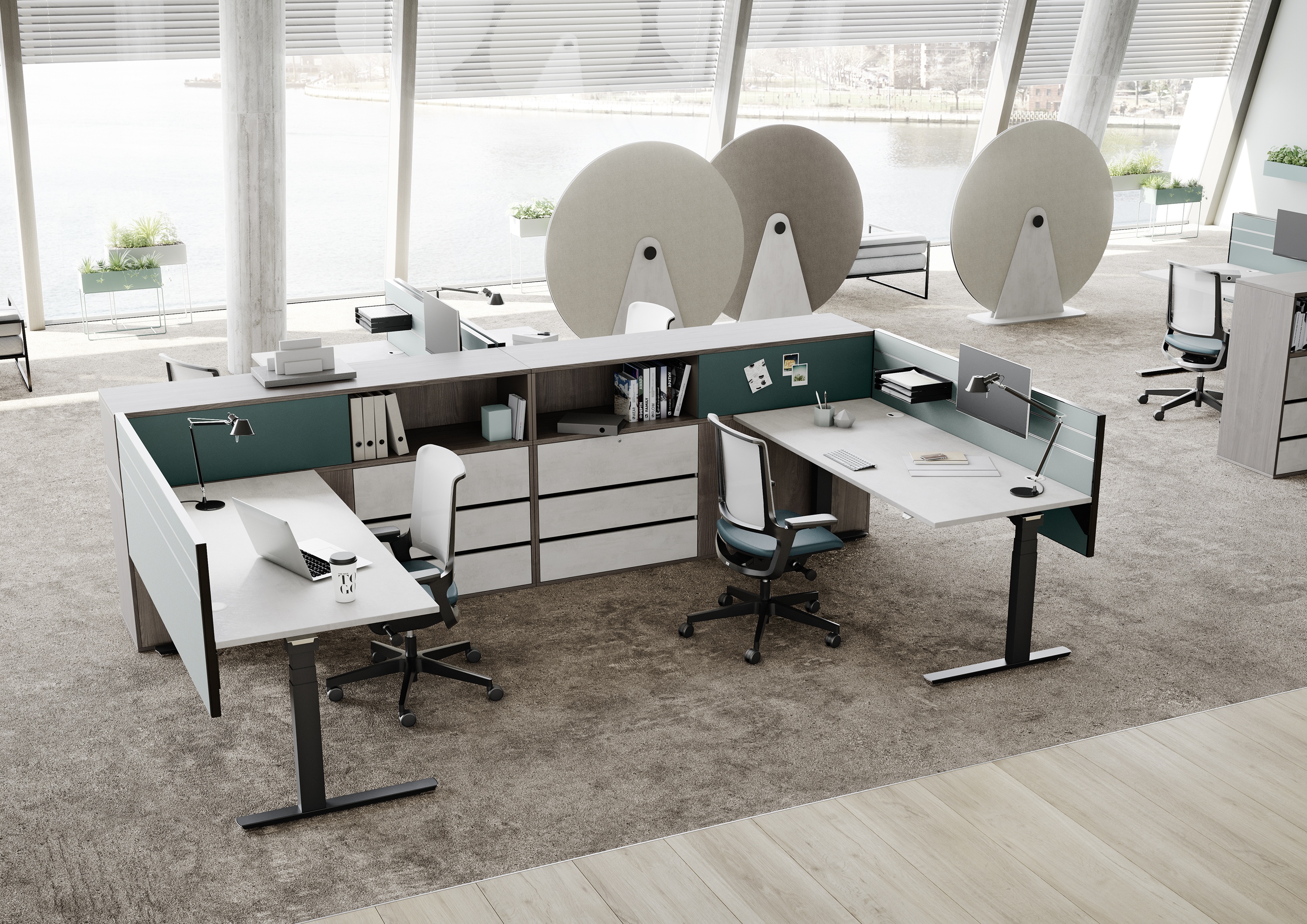 Büro mit Palmberg Akustik-Scheiben Terio Plus Disc zur Schallabsorption und modernen, höhenverstellbaren Schreibtischen für ergonomisches Arbeiten.