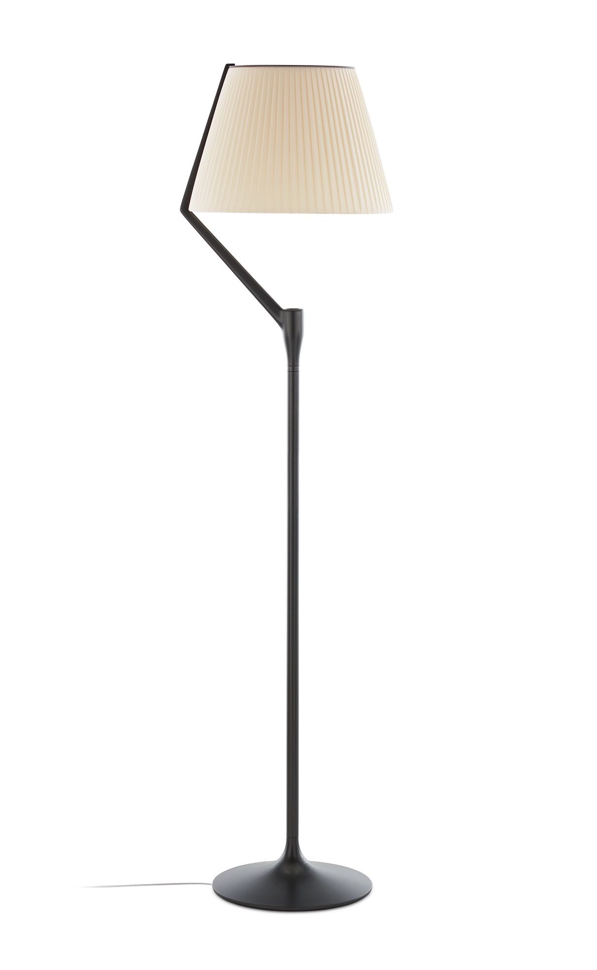 Angelo Stone Stehleuchte von Kartell mit plissiertem Lampenschirm und dunklem Metallfuß.