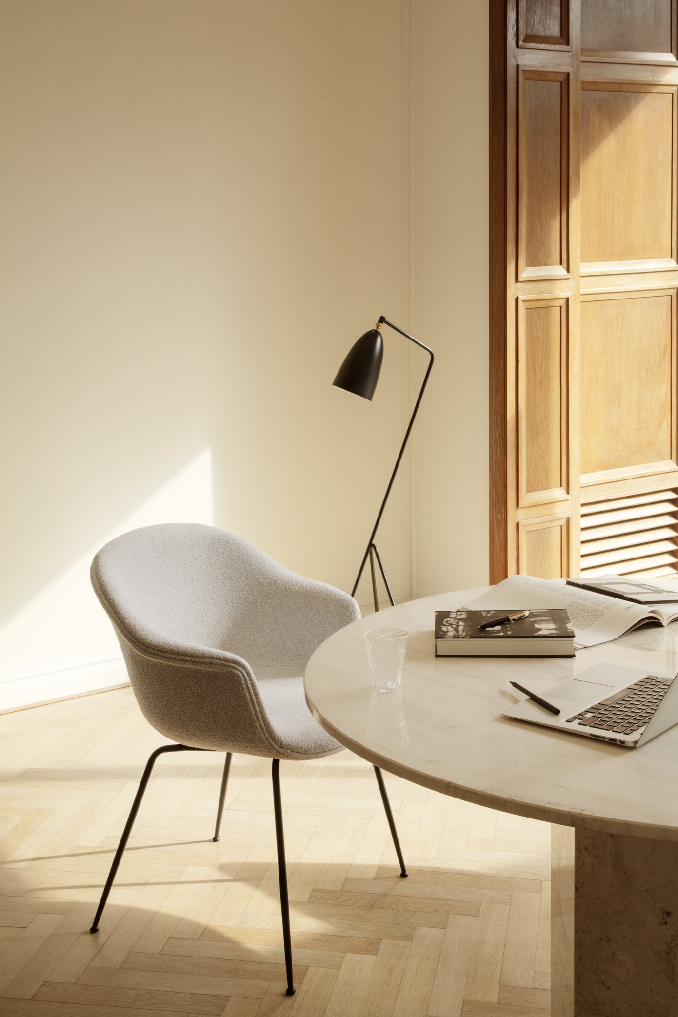 Gräshoppa / Grashoppa lampadaire noir Gubi