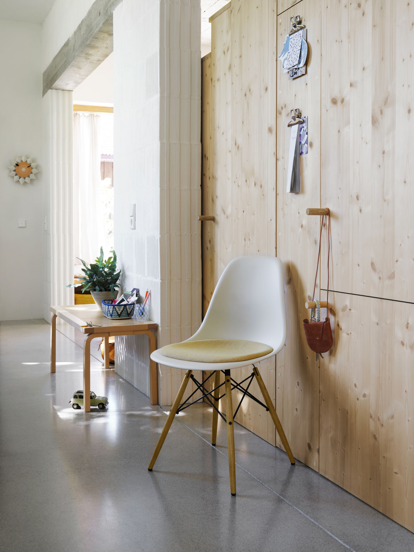 Eames Fiberglass Chair DSW chaise avec coussin d'assise Vitra