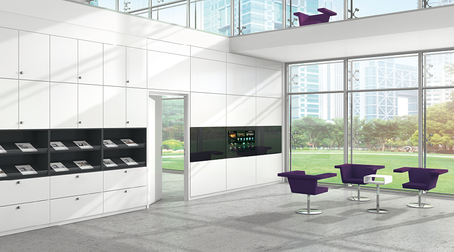 Allvia Schließfachschrank von Assmann Büromöbel: Weißer Büroschrank mit Fächern und Ablagen für Bürobedarf.