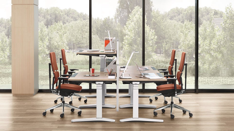 Büro mit Steelcase Ology Sitz-/Steh-Tischen, höhenverstellbar, ergonomisch, mit Bürostühlen und natürlichem Licht.