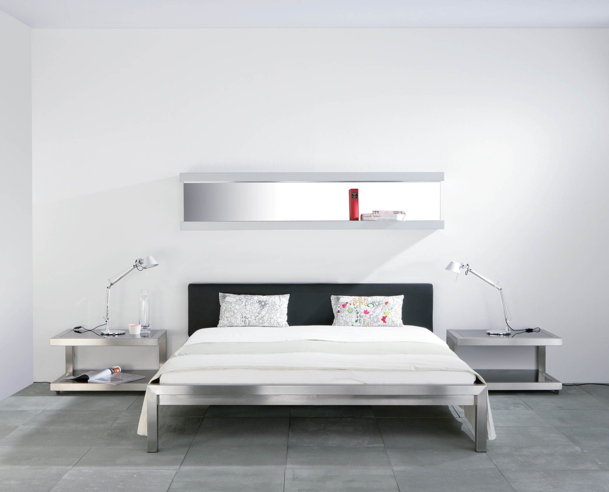 Pure lit acier inoxydable avec tête de lit rembourrée Imitation cuir noir Hans Hansen