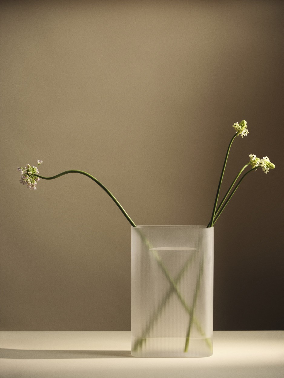 Ridge Vase Muuto Verre dépoli bleu clair H 48,5 cm Ridge Vase Muuto Verre dépoli bleu clair H 48,5 cm