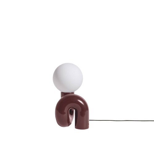 Neotenic Tischleuchte von Petite Friture, braun, mit runder, weißer Glühbirne. Moderne Tischlampe.