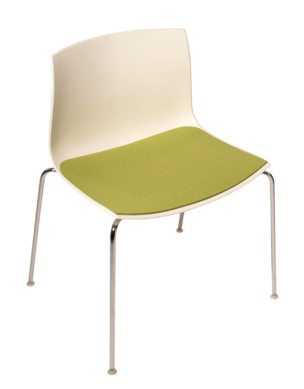 Catifa 53 Stuhl mit grüner Filz Sitzauflage für mehr Komfort und Stil.