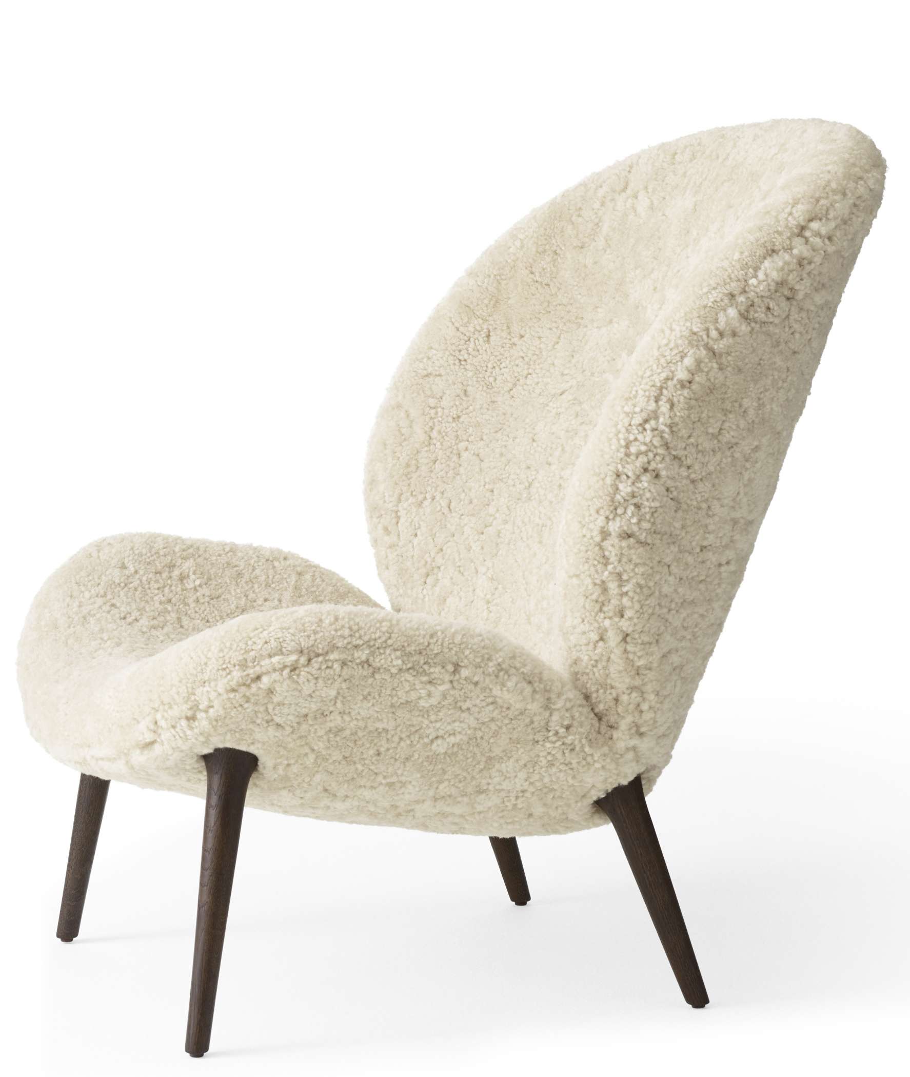 Vipp Lodge Loungestuhl mit dunklen Eichenbeinen und off-white Curly-Wollbezug. Bequemer Sessel für Wohnzimmer.