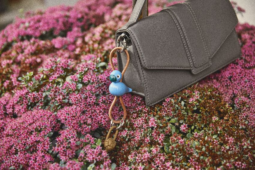 Oiseau bleu Porte-clés métal argenté avec cuir naturel Kay Bojesen