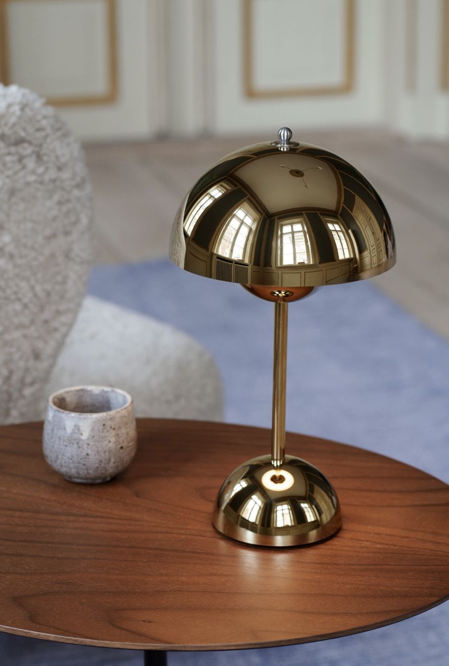 Flowerpot VP9 Portable Lampe à batterie / Lampe de table avec USB AndTradition Brass
