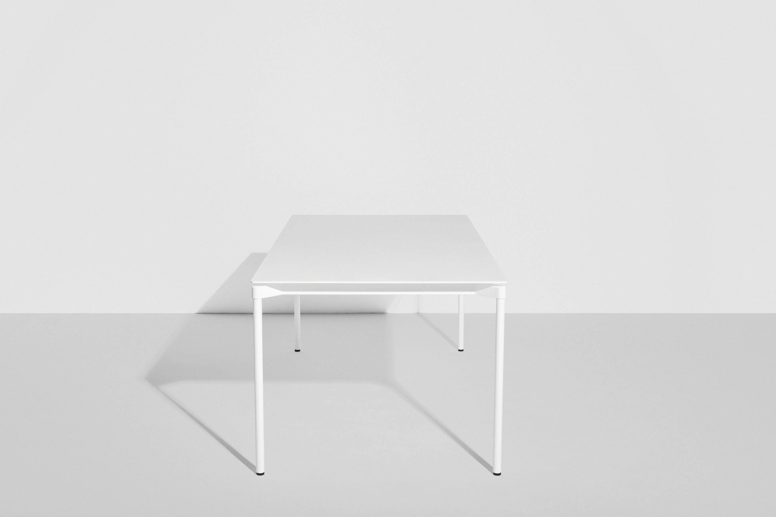 Weißer Fromme Esstisch rechteckig von Petite Friture. Moderner Tisch mit minimalistischem Design und Stahlbeinen.