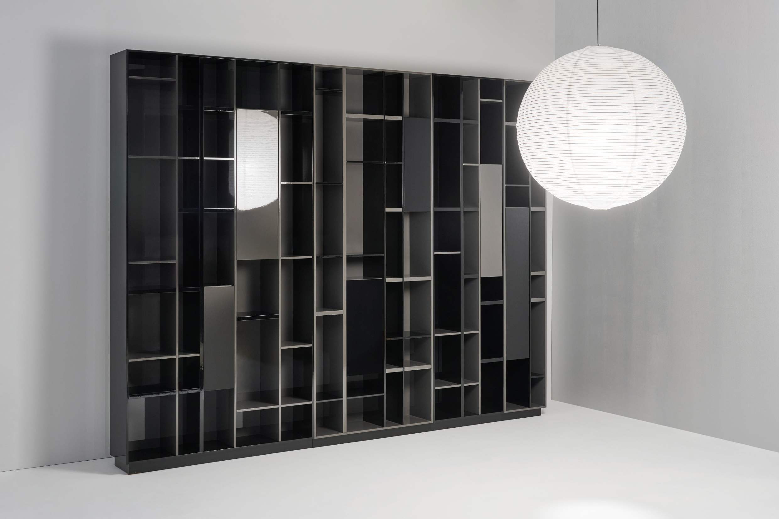 Schönbuch Plaid Regal, Höhe 120 cm, in Grau- und Schwarztönen mit asymmetrischer Fächeraufteilung.