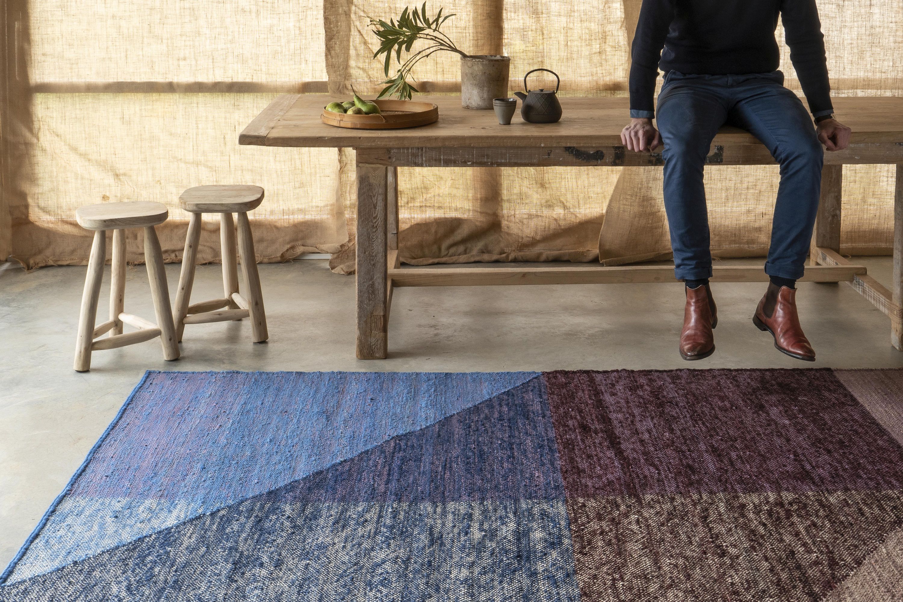 Capas Teppich von Nanimarquina, 200x300 cm, mit geometrischem Muster in Blau- und Brauntönen.