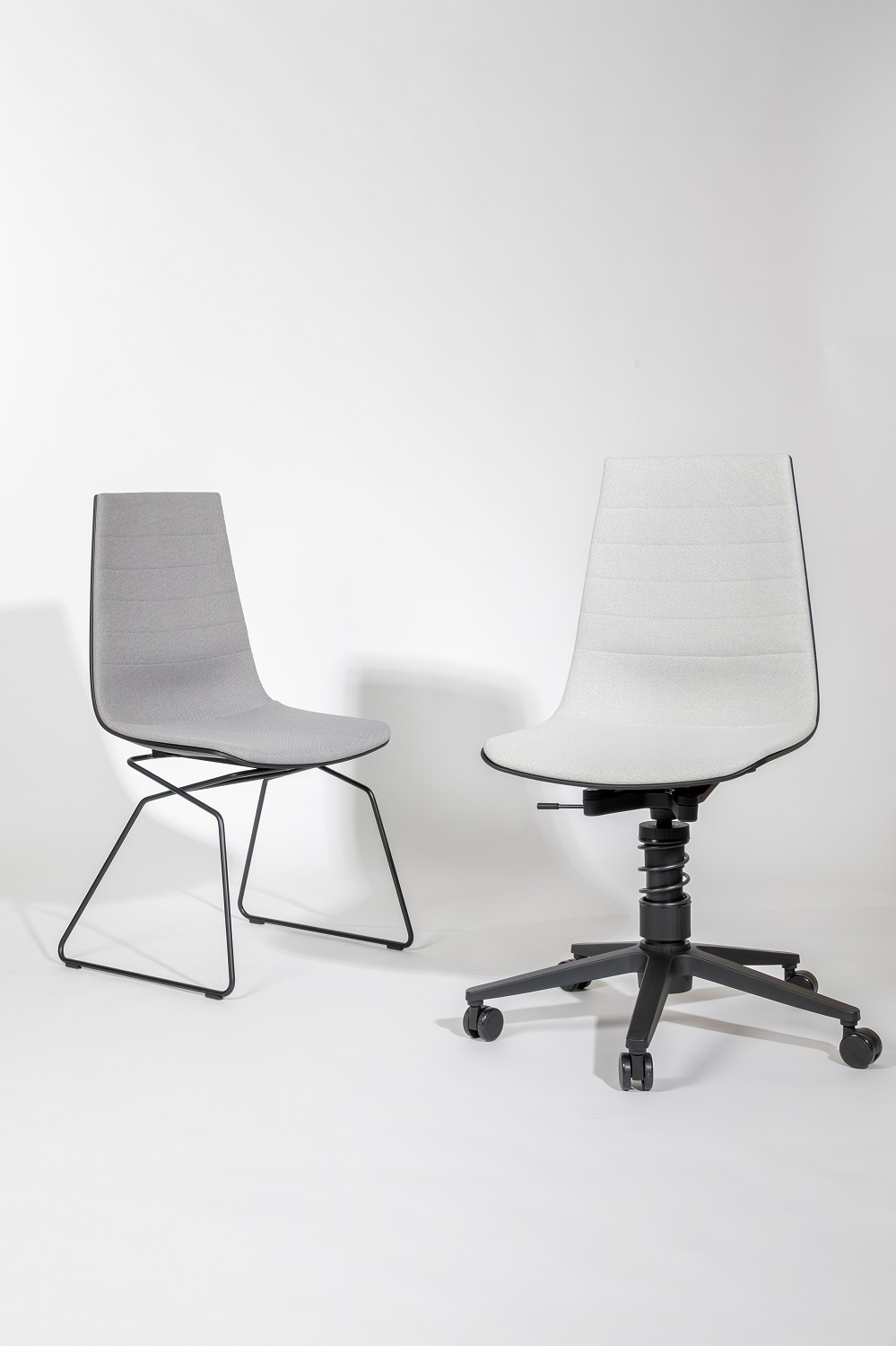 Linu Task Conference chaise de conférence avec pied à ressort Aeris  Linu Task Conference chaise de conférence avec pied à ressort Aeris