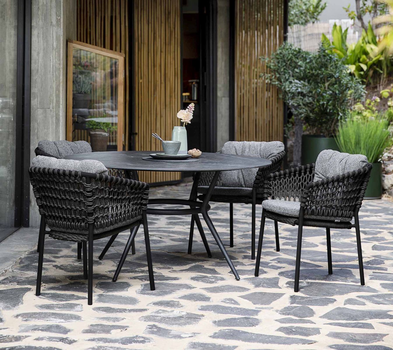 Joy Outdoor Table de salle à manger ronde Pied gris clair / Plateau stratifié compact Cane-Line