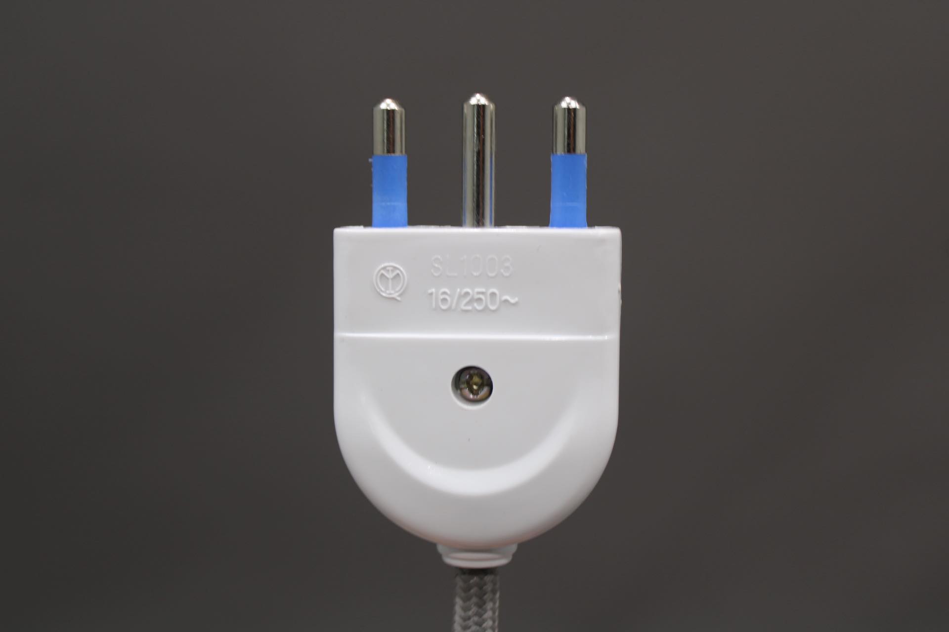 Detailaufnahme des Typ L Steckers für die Granny Tischleuchte von Casamania Horm.