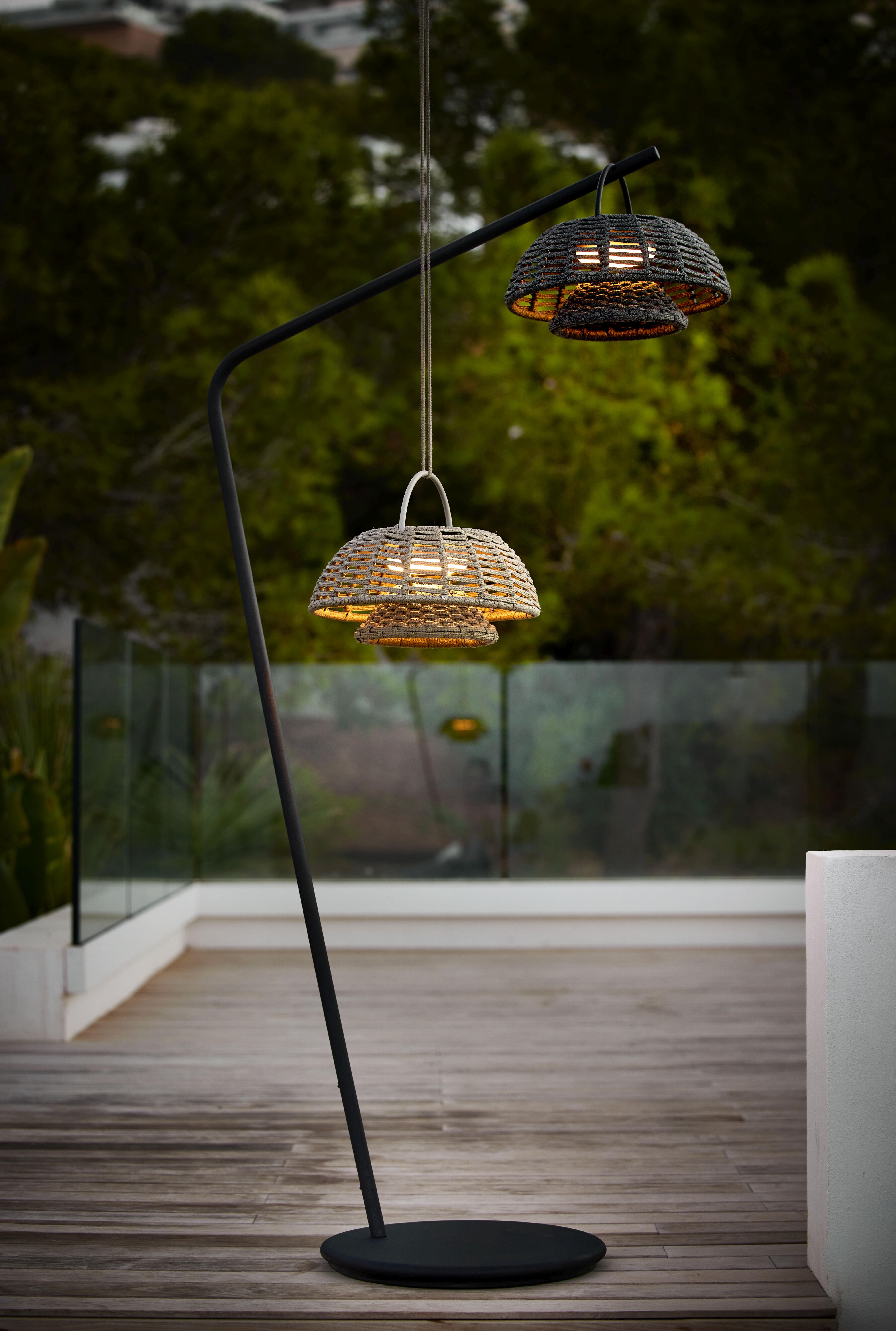 Illusion Outdoor Lampe solaire à LED avec support Cane-Line