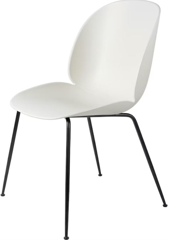 Gubi Beetle Chair, ungepolsterter Esszimmerstuhl in Alabaster White mit schwarzem, konischem Gestell.