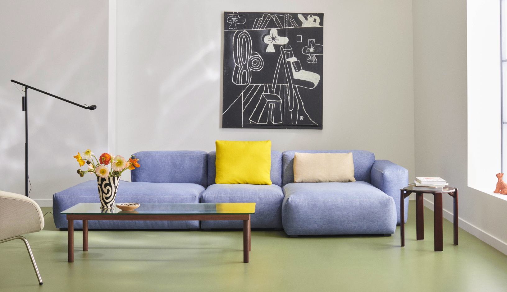 Mags Soft Sofa 3-Sitzer in blauem Tartaglia Stoff mit beigen Nähten im Wohnzimmer.