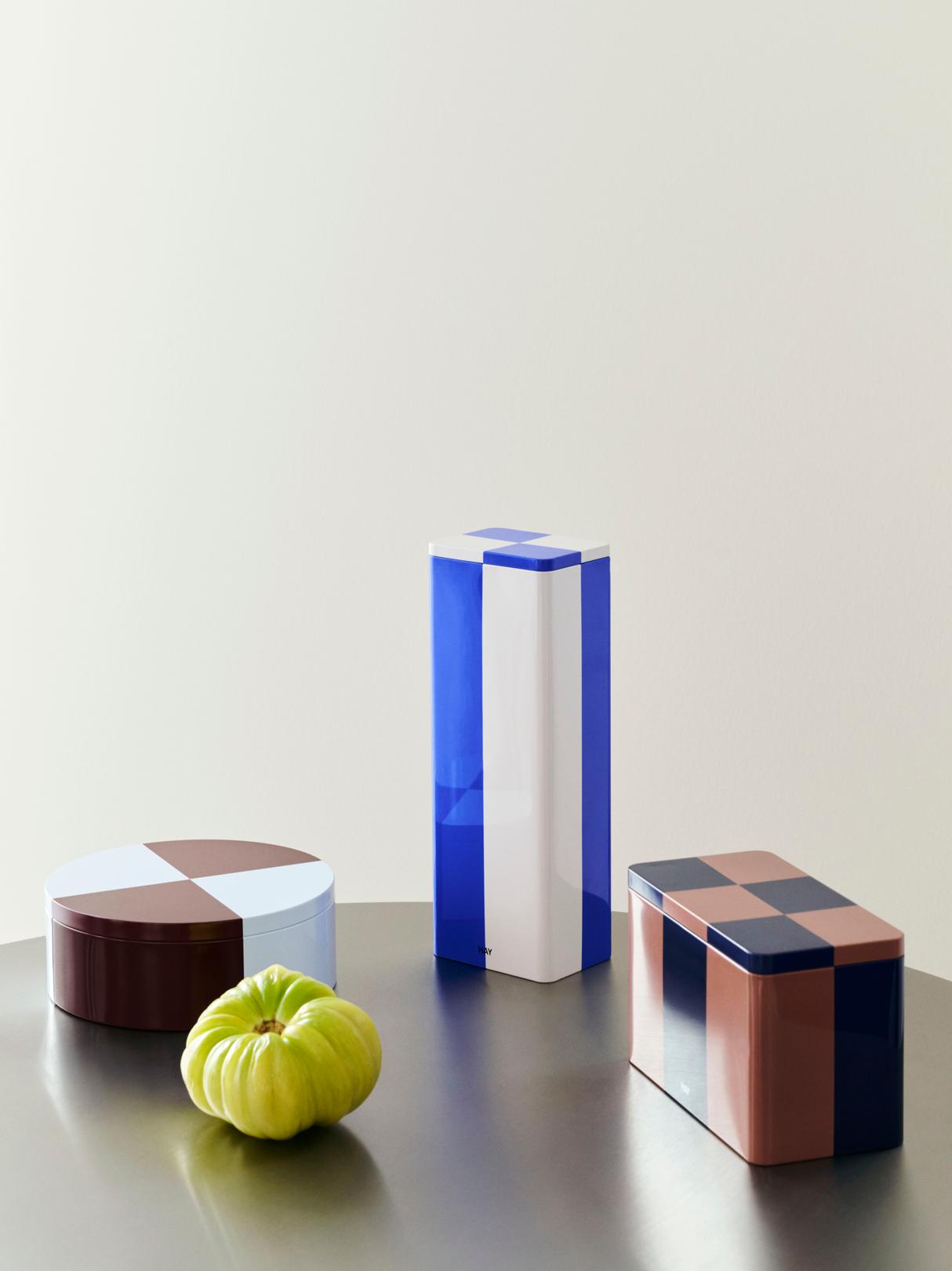 Grande boîte de rangement pour foin en fer blanc cassé et rouge.