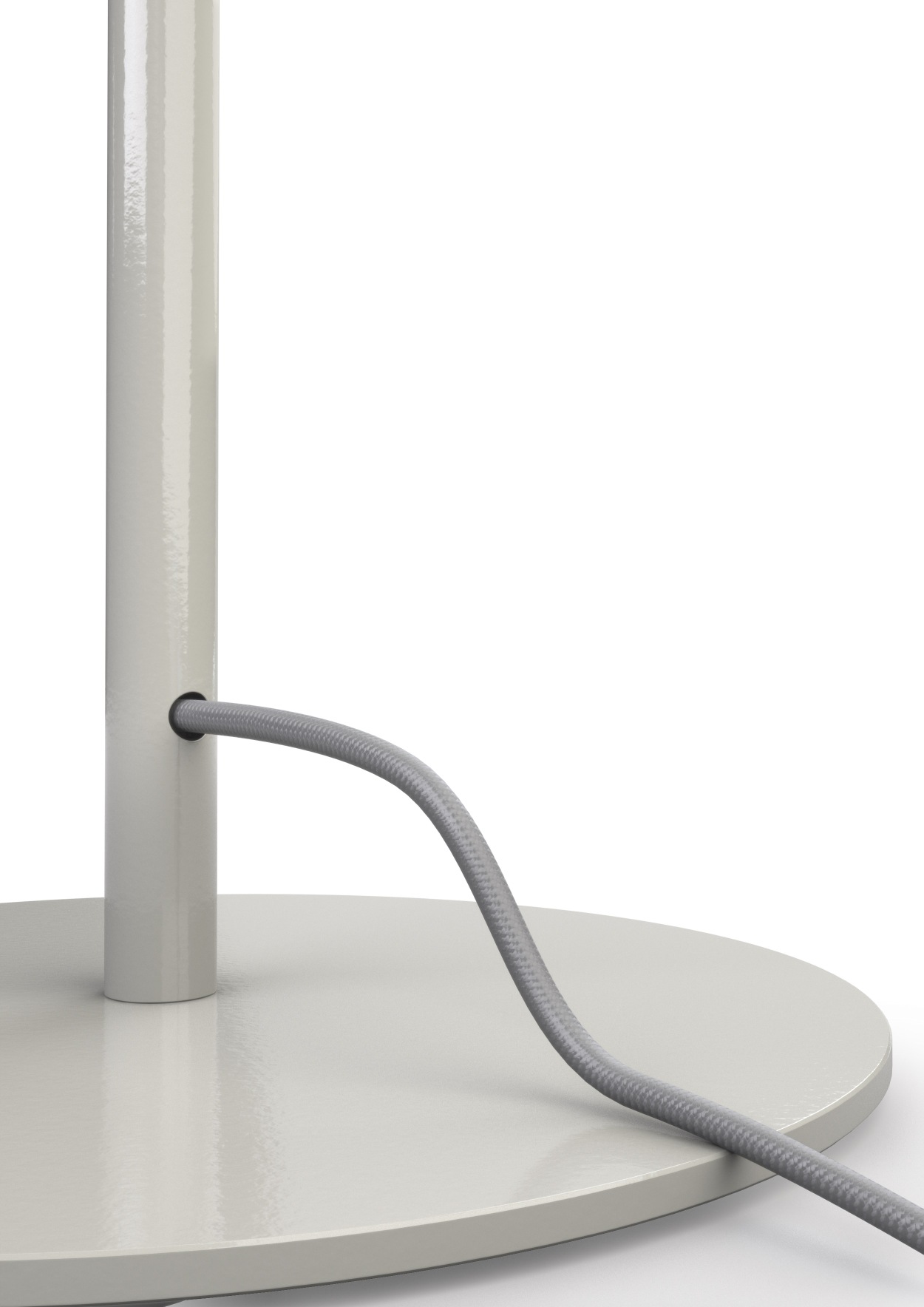 Detailaufnahme der Oto Stehleuchte von Belux in Hellgrau mit rundem Fuß und Kabel.