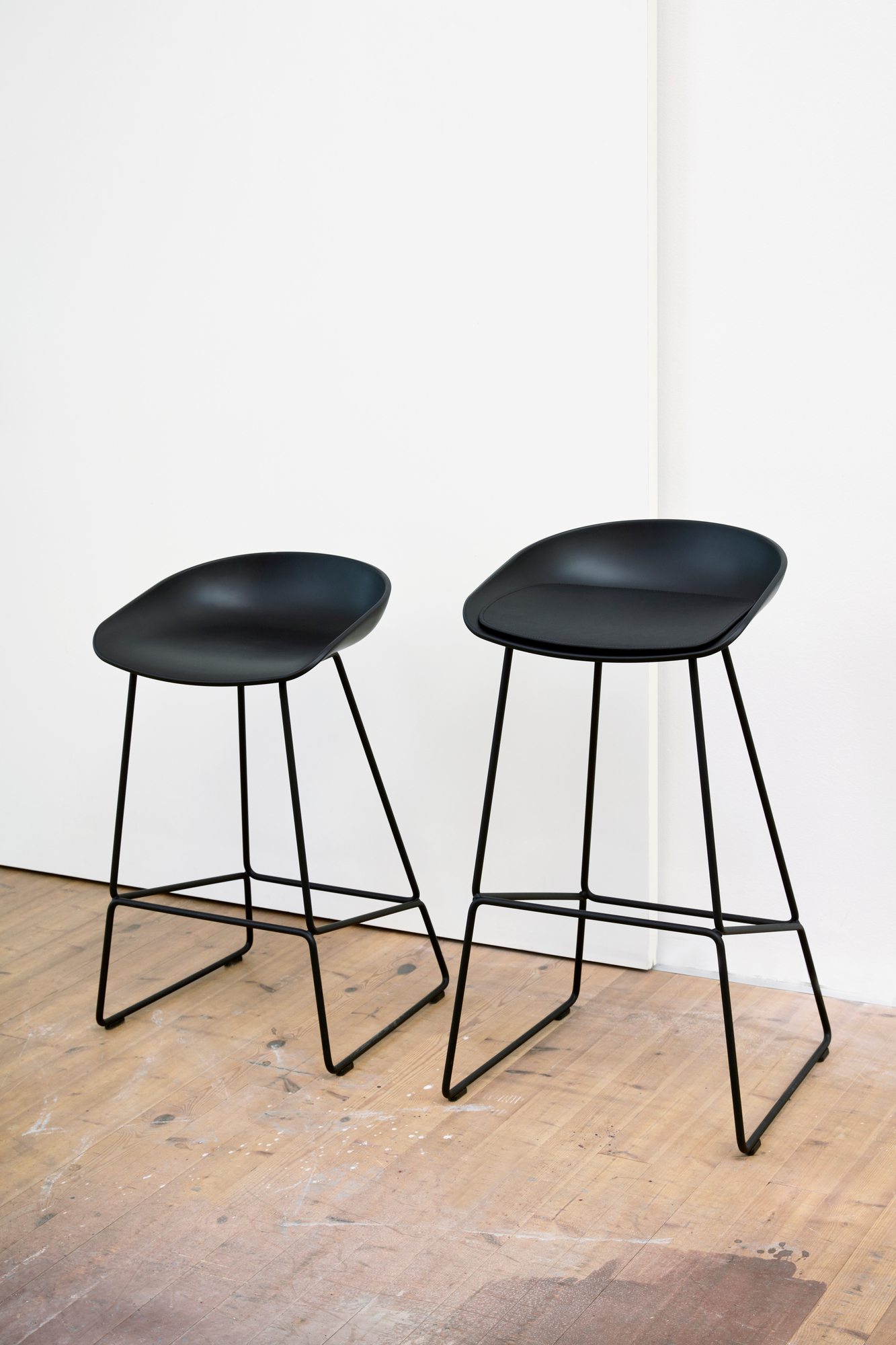 À propos d'un tabouret AAS 38 / AAS38 Tabouret de bar Hay, coque noire / cadre noir, hauteur d'assise 65 cm OFFRE SPECIALE