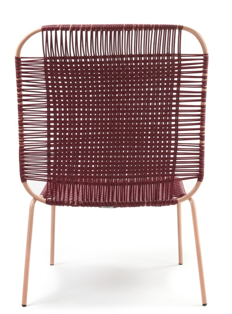 Rückansicht des Cielo Lounge Stuhls in Rot-Pink Sand, Outdoor-Möbel mit Flechtmuster.