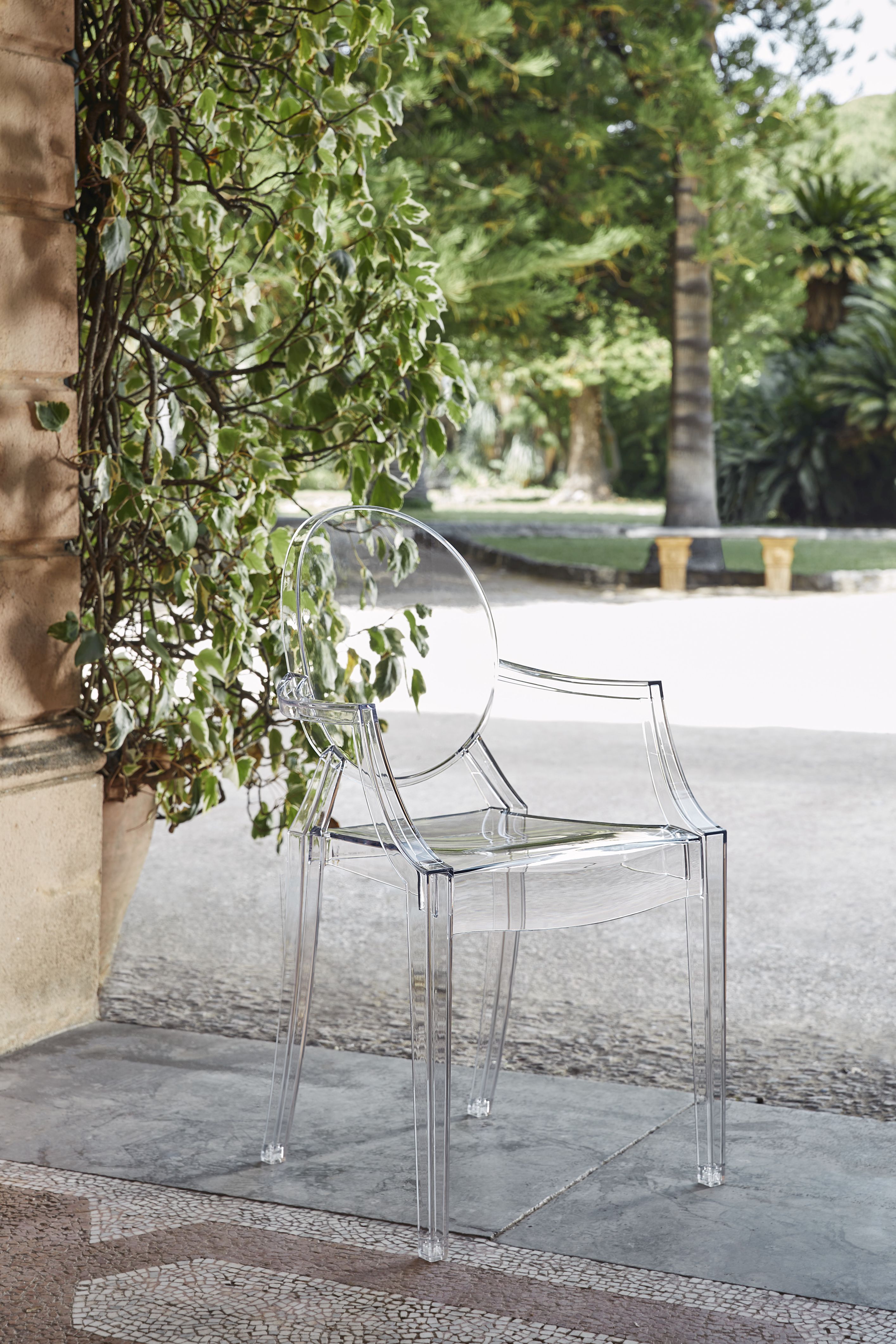 Louis Ghost chaise à accoudoirs transparente Kartell