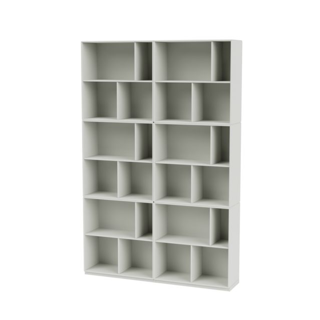 Weißes READ Bücherregal von Montana mit mehreren Fächern für Bücher und Dekoration.
