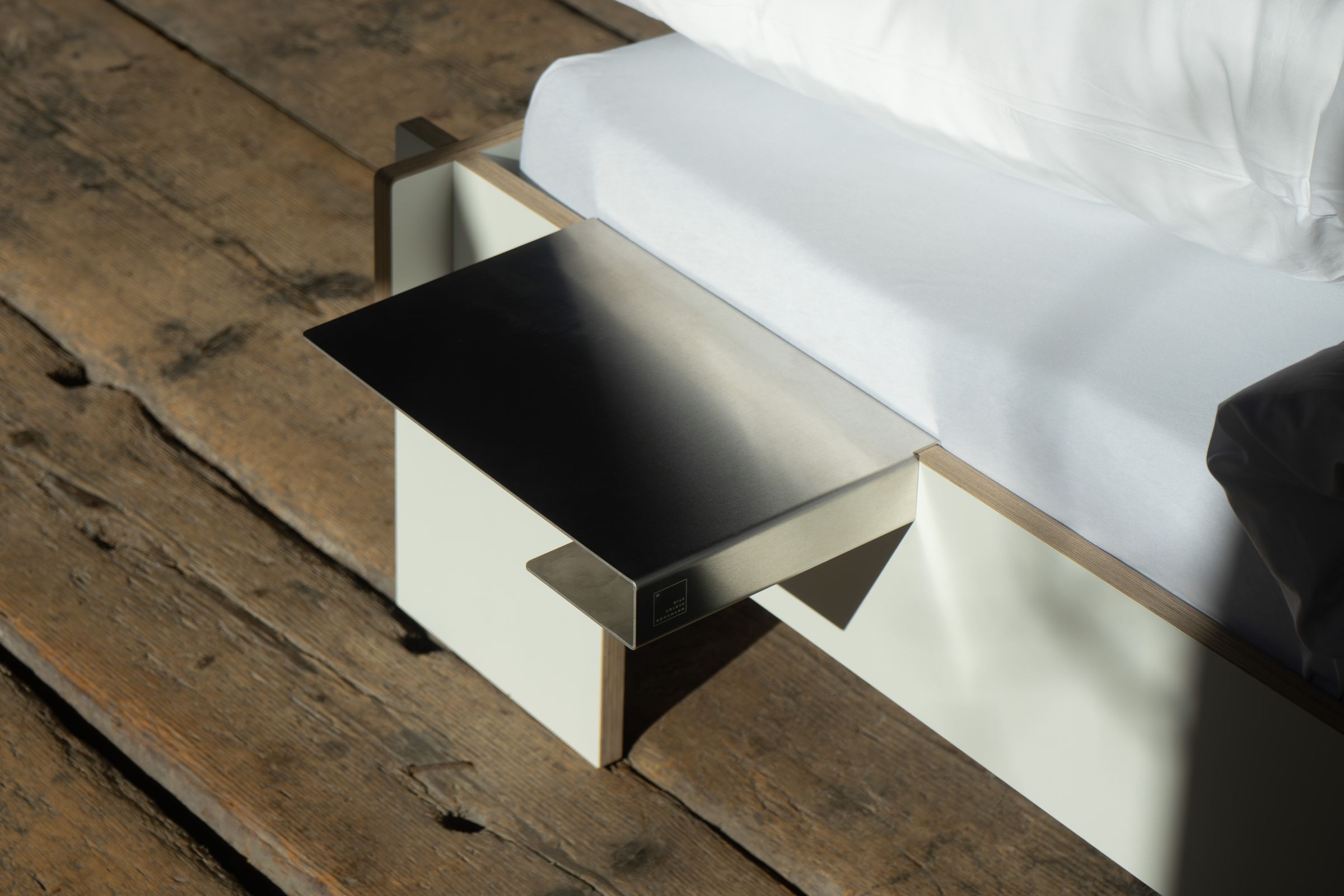 Bord de lit Facile Tablette latérale pour loir / voleur de jours Nils Holger Moormann