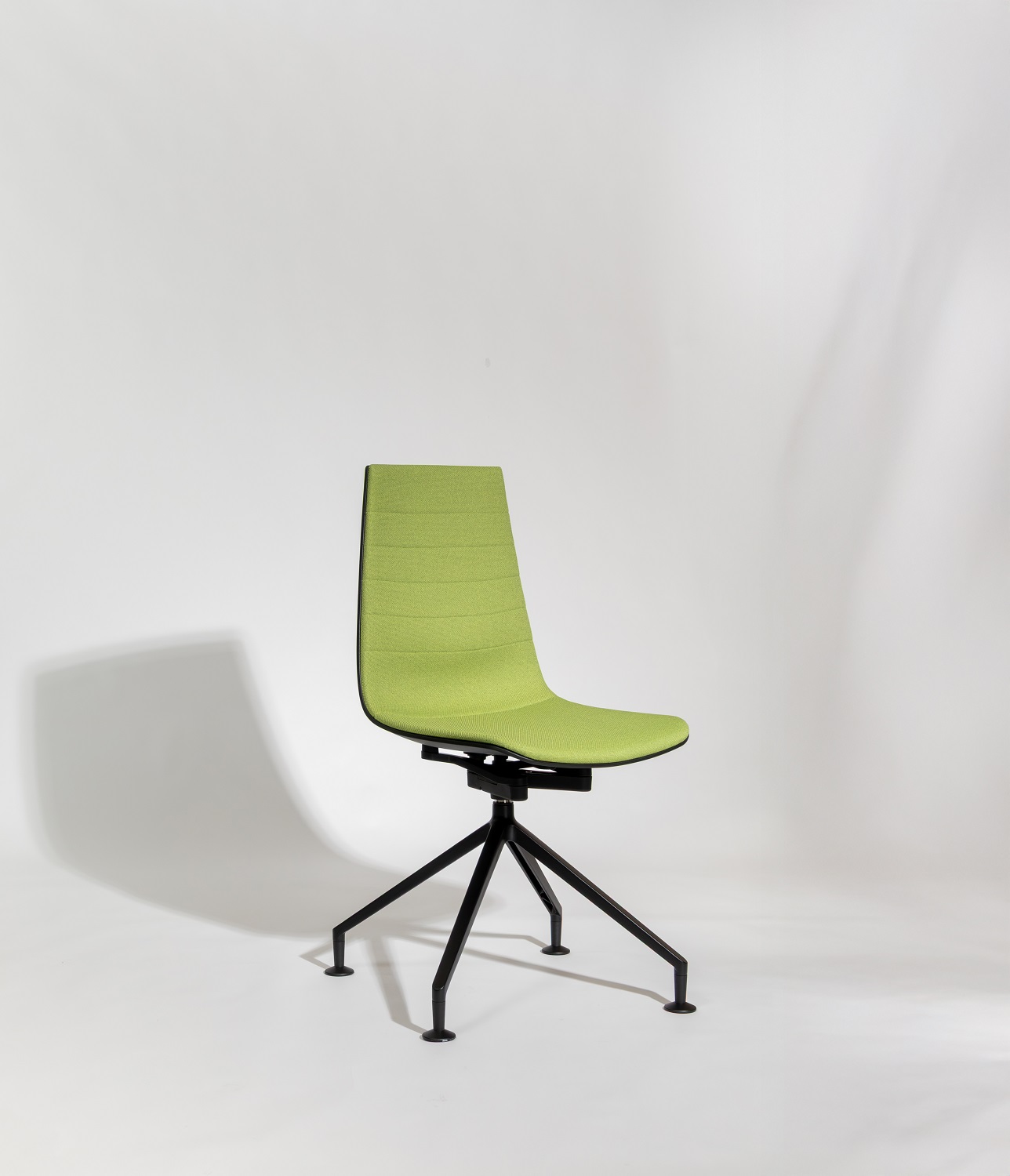 Siège de conférence Linu Conference avec piétement Aeris  Siège de conférence Linu Conference avec piétement Aeris