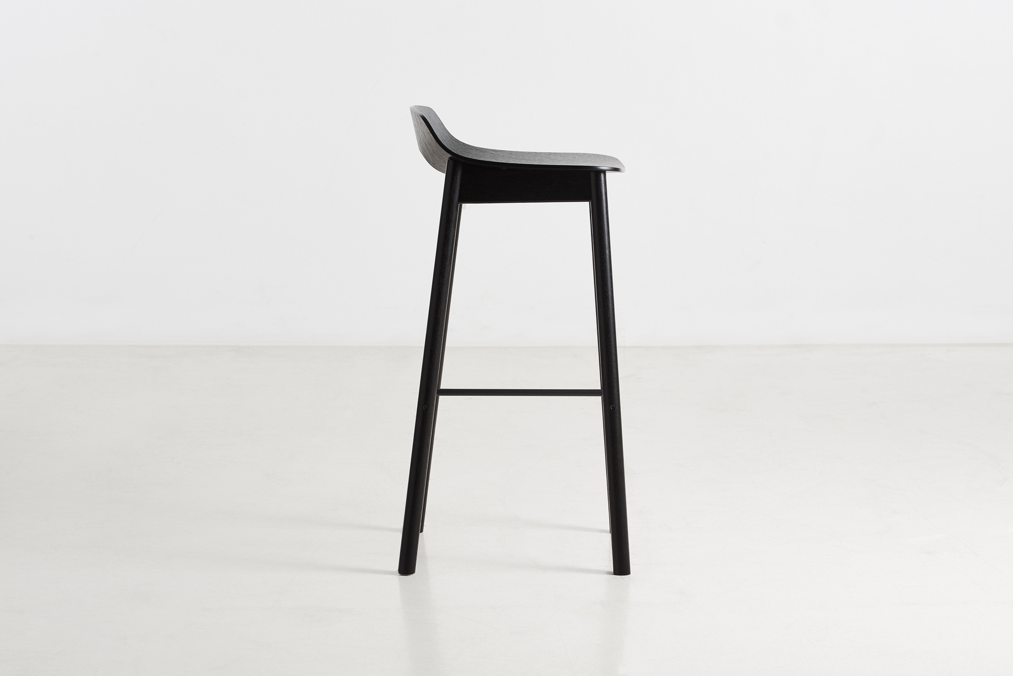 Mono Tabouret de Bar Cendre Laquée Noir Woud
